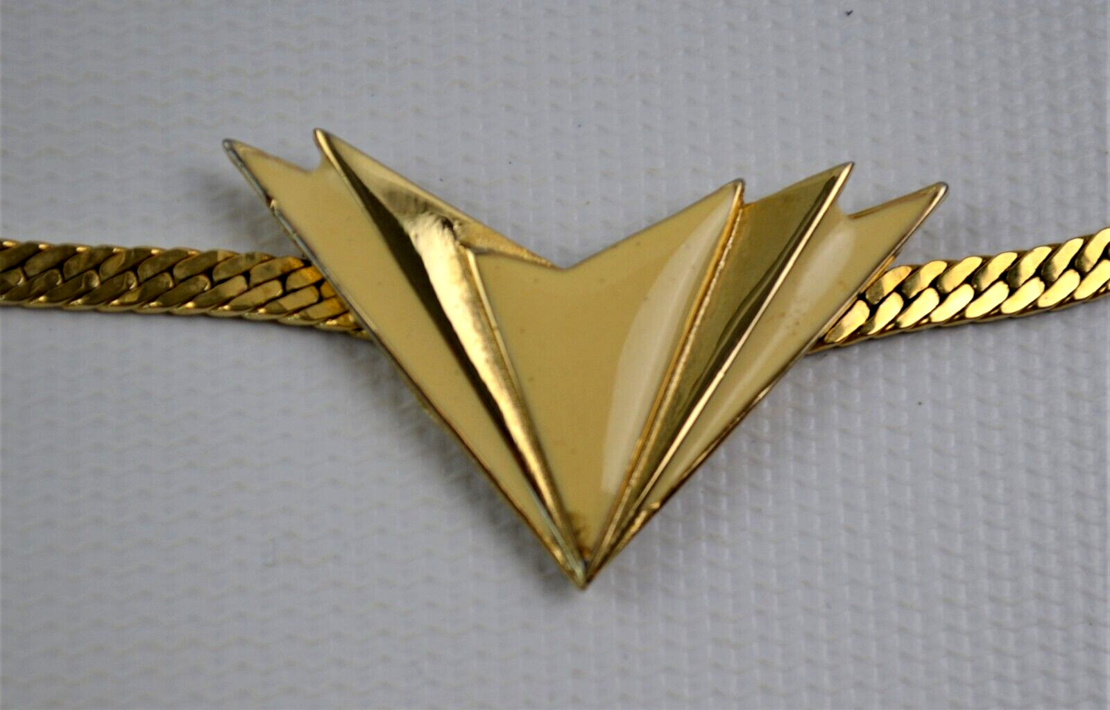 Vtg Gold Tone Herringbone CHOKER Necklace w/ Cream Enamel Pointed Pendant 16″
