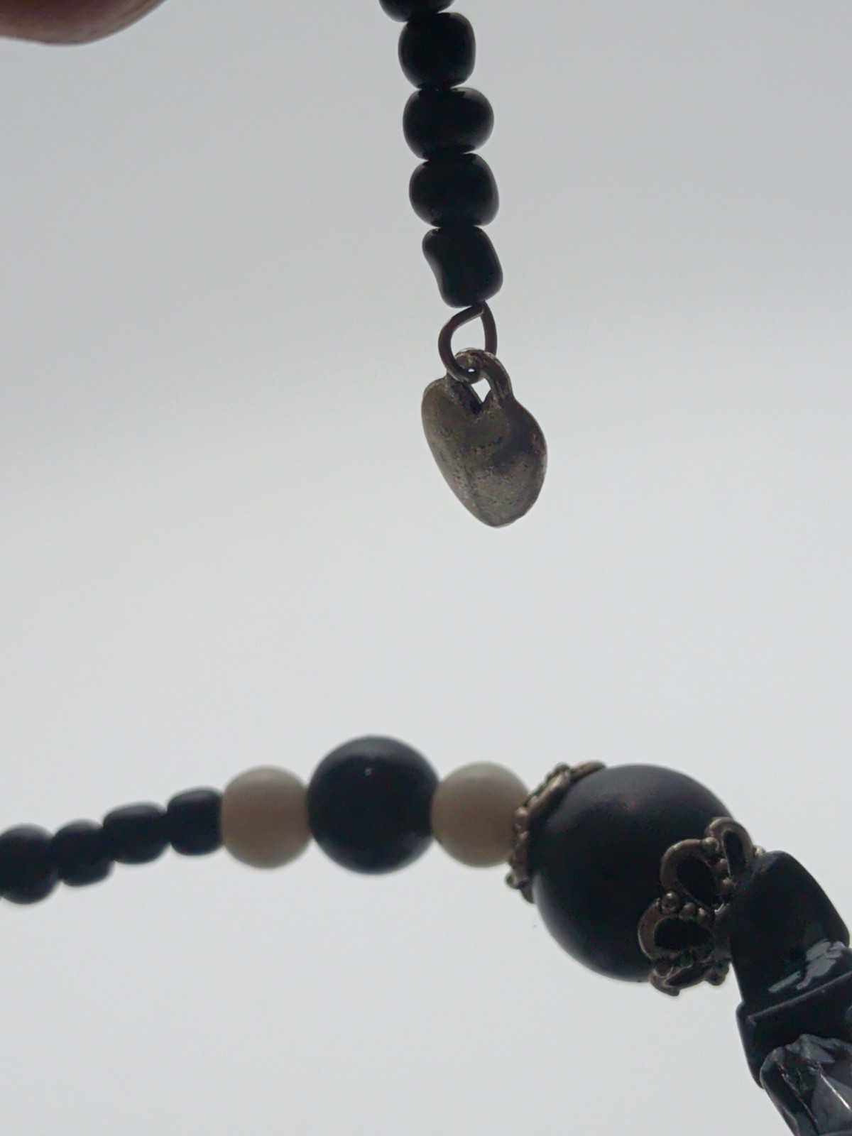 ✨Fashion✨Hand Crafted BLACK and WHITE Memory Wire Wrap BRACELET Glass BEAD Beach