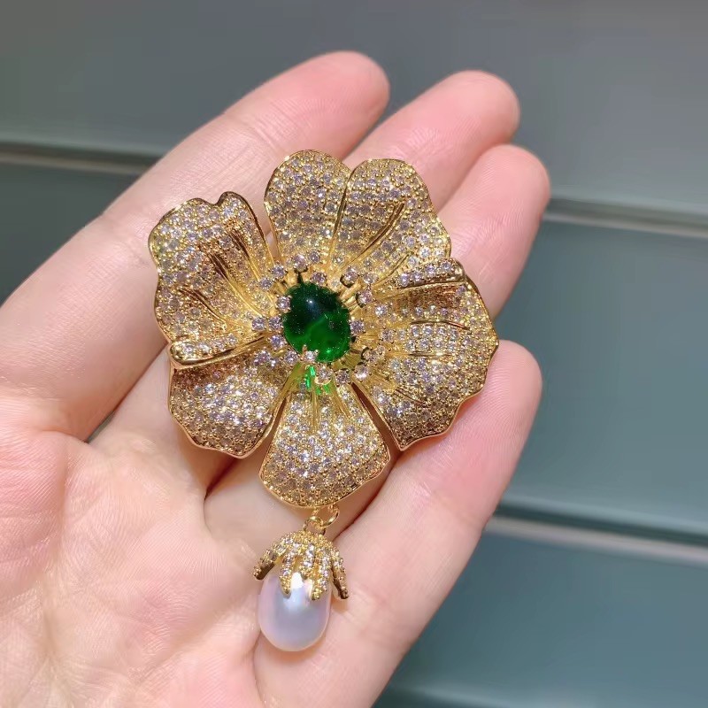 Luxury Gold Flower Brooch – Simulated Clear Crystals & Green Center Stone
