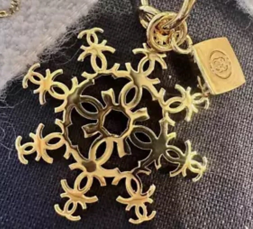 💠CHANEL CC Charm Snowflake Charm Holiday ’24 Gold-tone Limited-Ed New FREE SHIP