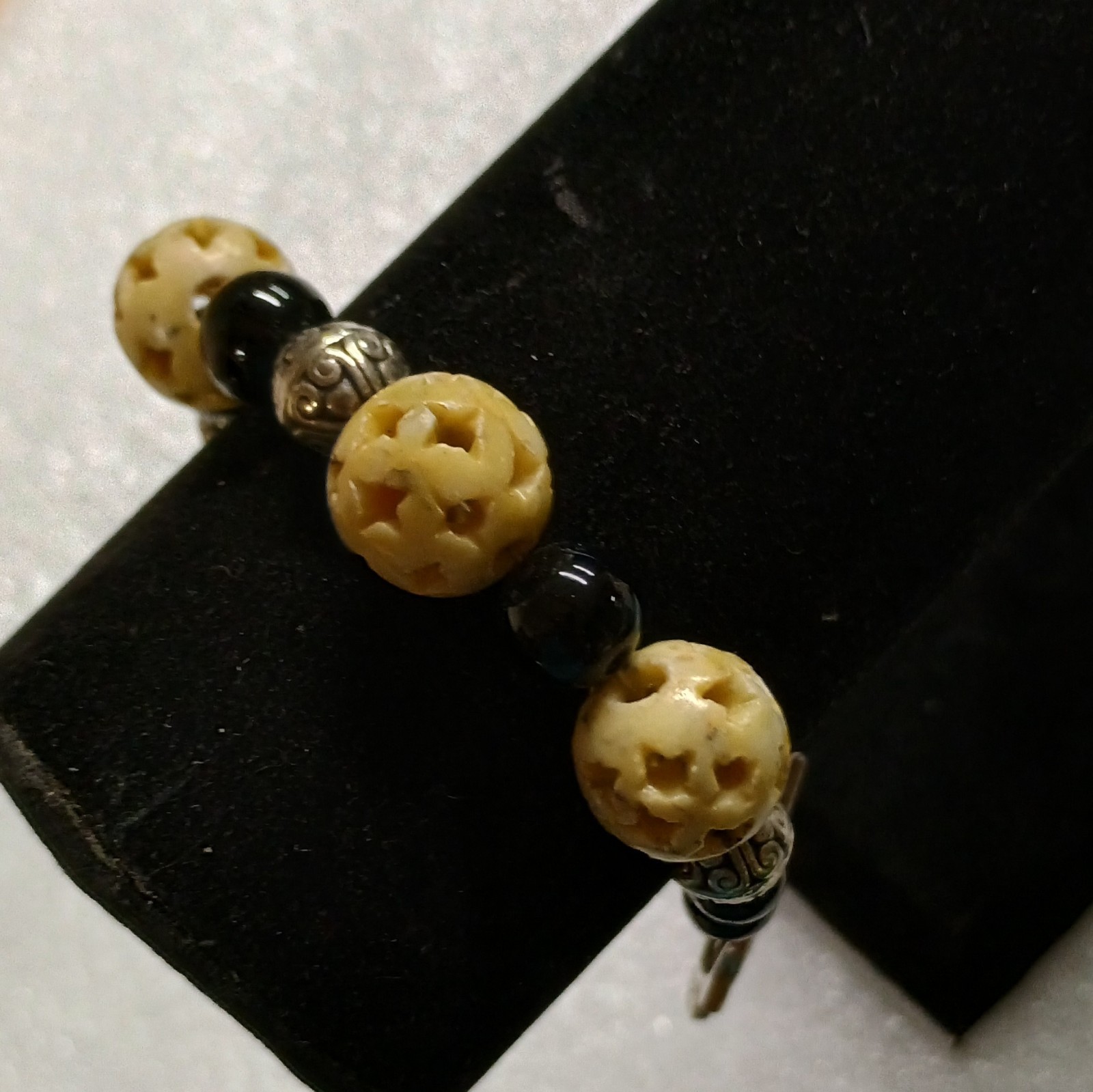 Star Carved Creamy Agate And Black Onyx Beads Silver Tone Clasp bracelet
