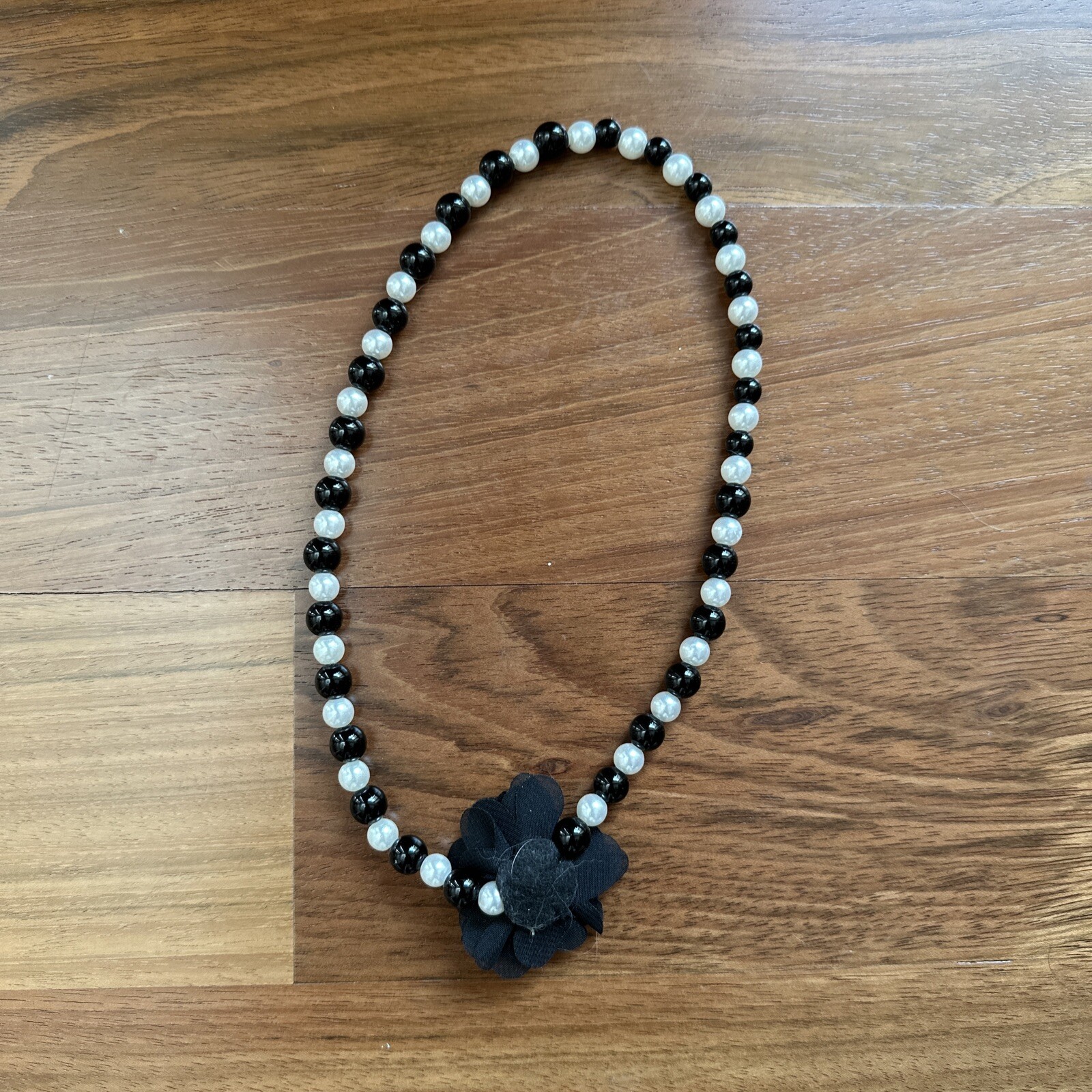 Gymboree Girls White Pearl Black Chunky Bead Flower Necklace Elastic NWOT