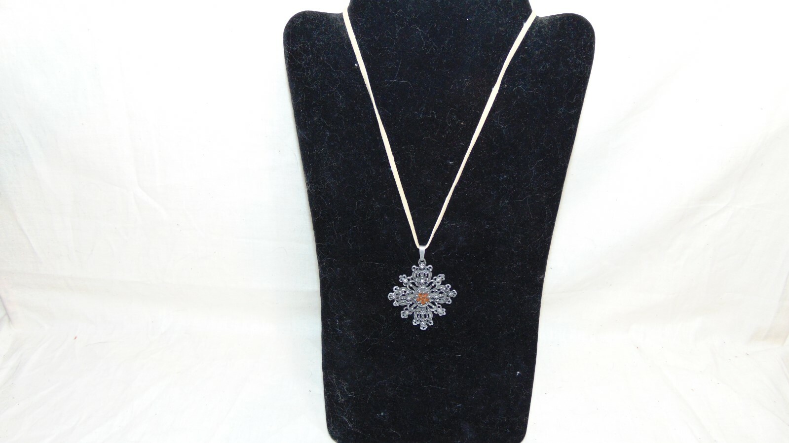15″ to 17″ NECKLACE WITH BIG SILVER TONE FLOWER PENDANT WITH ORANGE STONES