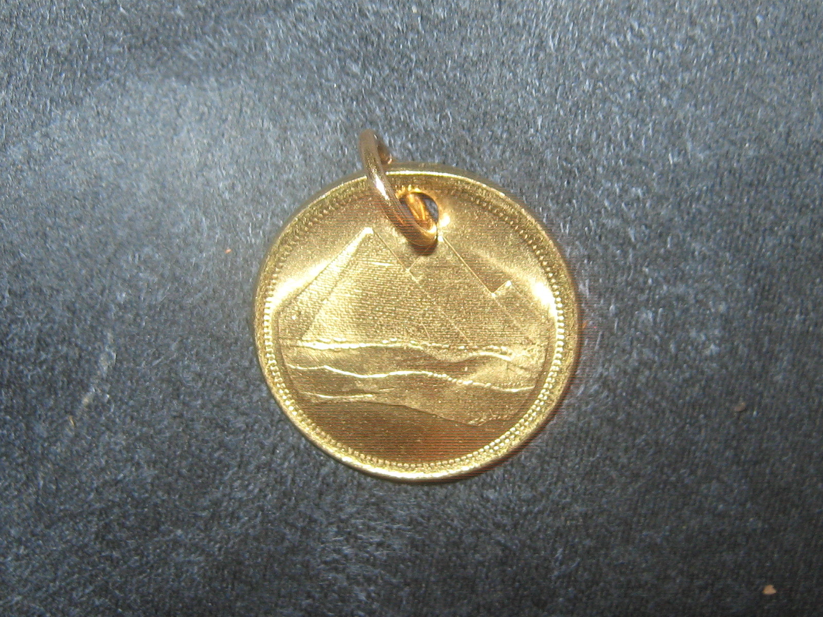 18MM EGYPTIAN EGYPT GOLD VINTAGE TUT DESERT PYRAMID COIN PENDANT CHARM