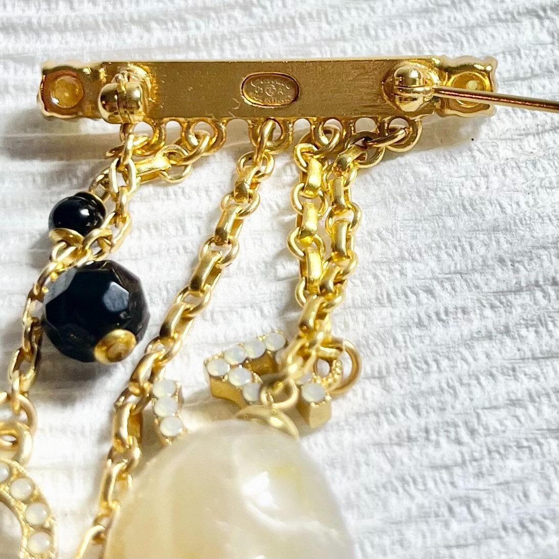 01A Chanel brooch pin bar XL charms lion 5 stones chains gold