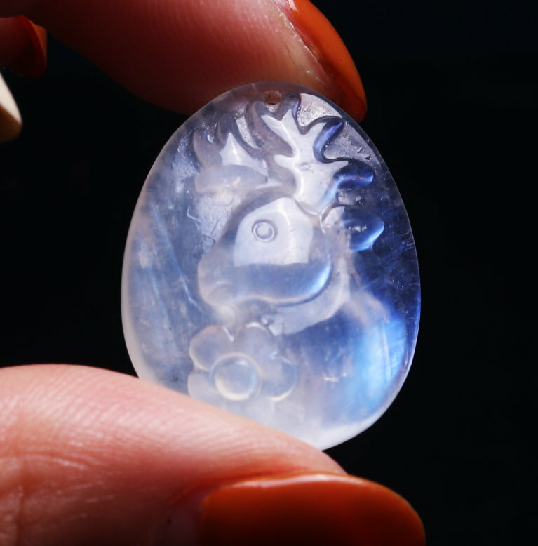 25.4*19.8*7.8mm Natural Blue Light Moonstone Crystal Clear Carving Pendant 16