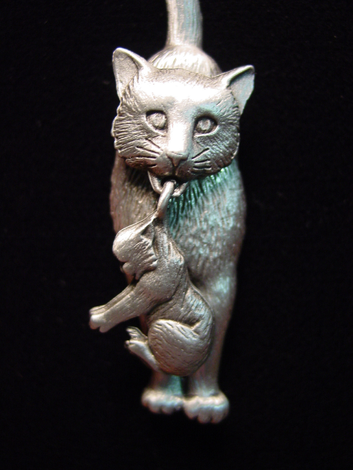 “JJ” Jonette Jewelry Silver Pewter ‘Mom CAT Carrying Her Kitten’ Pin