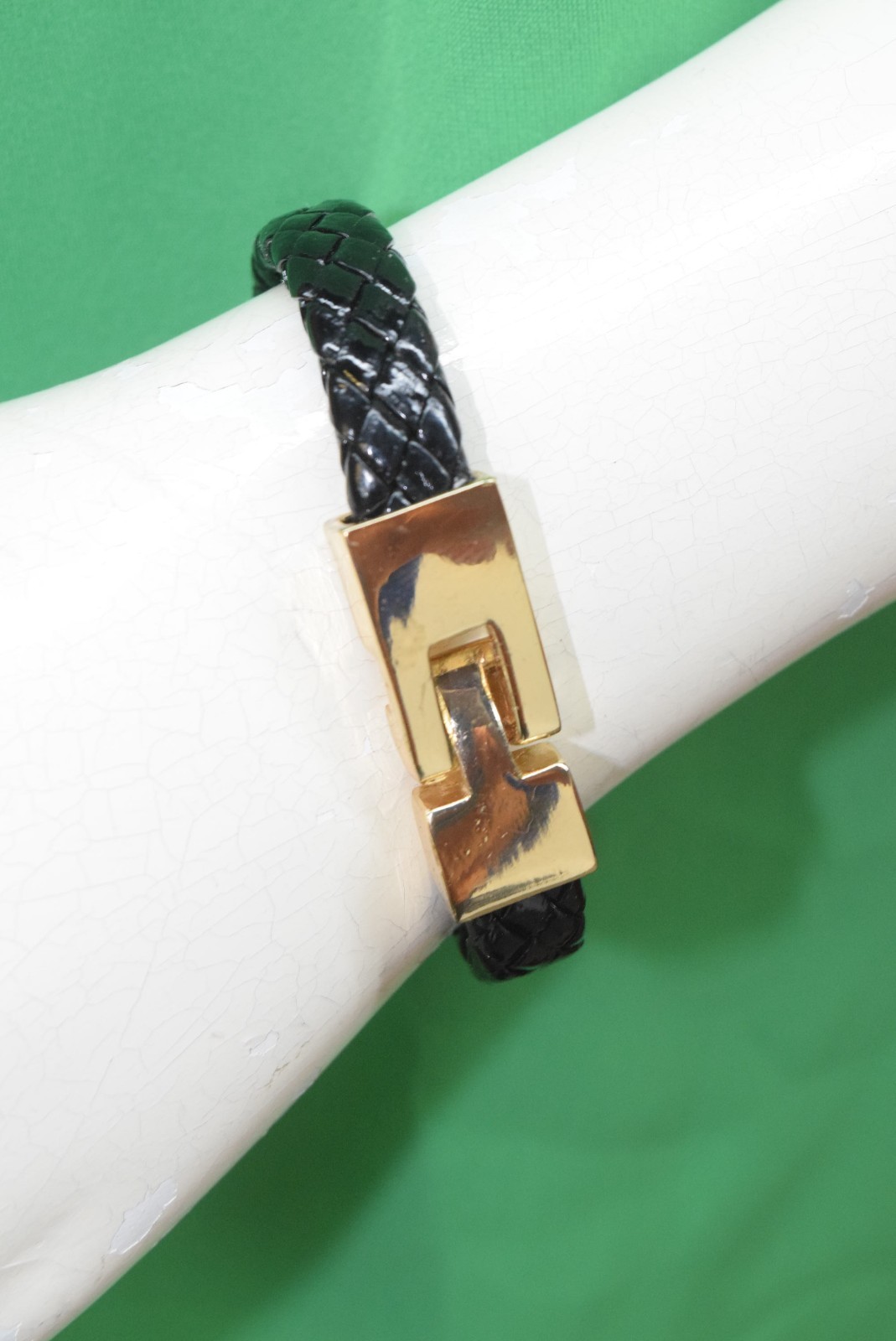NWT WOMEN’S BLACK & GOLD BRACELET BY ESMOR. LEAD & CADMIUM COMPLIANT.