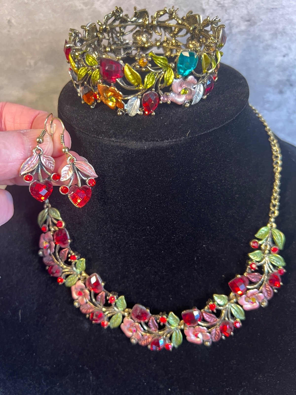 Flower Fashion Necklace Elegant Hearts and Flowers Crystal Red Green 16″ 3″Ex