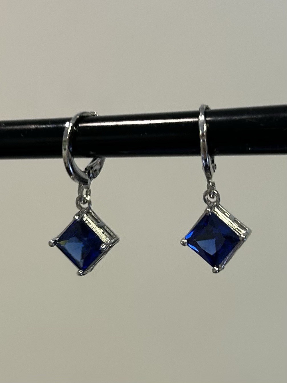 SILVER 925 MINIMALIST SQUARE PRINCESS CUT 8mm DARK BLUE LEVER BACK EARRINGS
