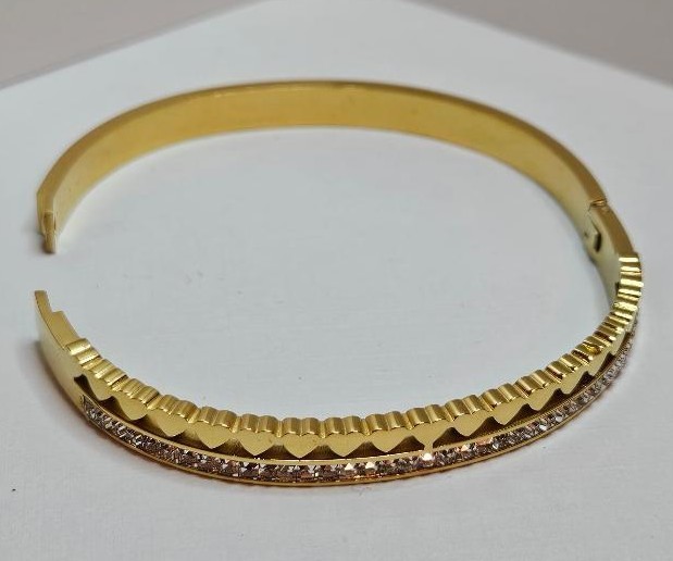 Bangle Bracelet Hearts & Cubic Zirconia Stones – Gold Plated – 6 Inches