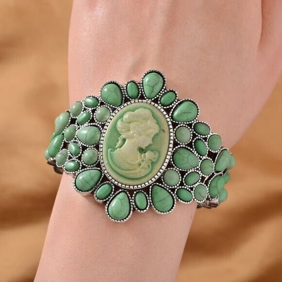 Cameo and Green Howlite Bangle Bracelet in Silvertone (7.0 In) 26.00 ctw