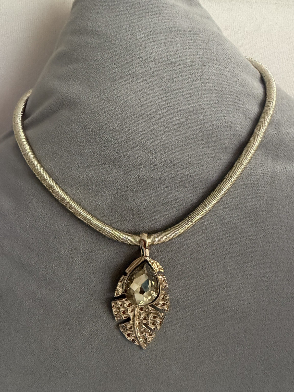 Vintage Dolce Vita Paris 1980s Cognac Amber Glass Crumpled Gold Pendant Choker