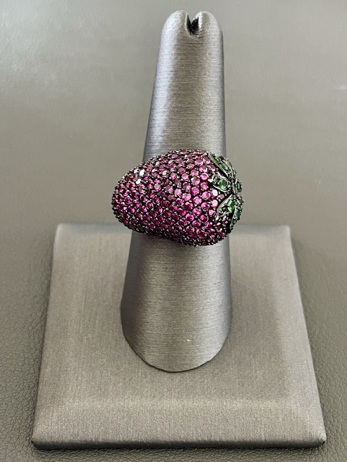 VINTAGE RING 925 STERLING STRAWBERRY LAB RUBY & EMERALD RING. SIZE 8 (H78)