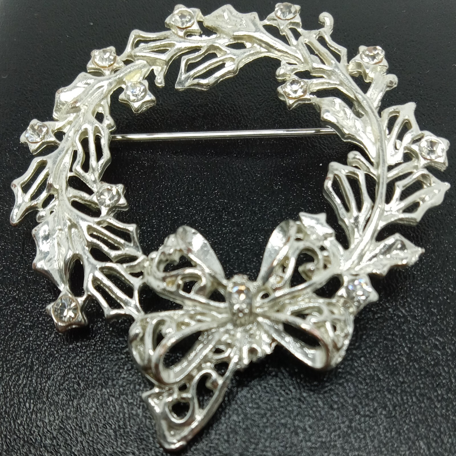 CRISTOPHER RADKO Christmas Wreath Clear Rhinestone Pin Brooch. 5324