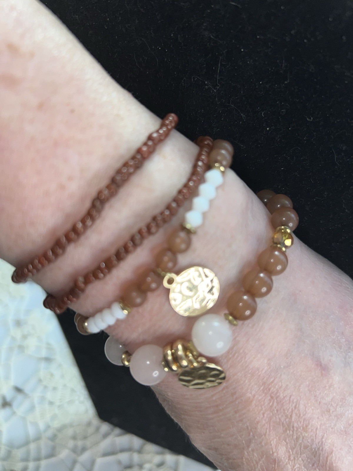 Lot of 4 Beaded Stretch Charm Bracelets Brown White Gold Tone Dangle Charms