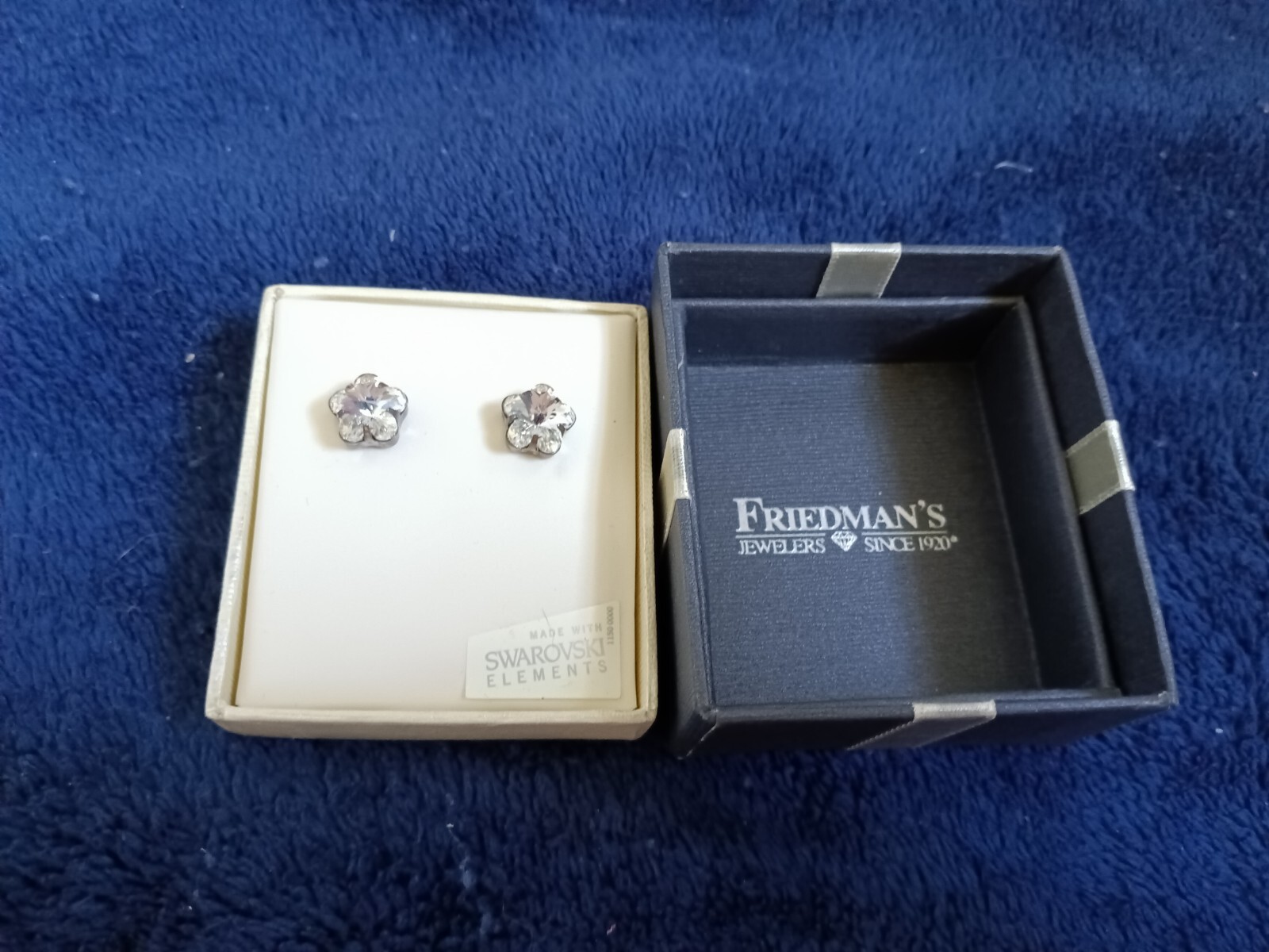 NEW Friedman’s Flower Shaped Pierced Earrings,Made w/Swarovski Elements