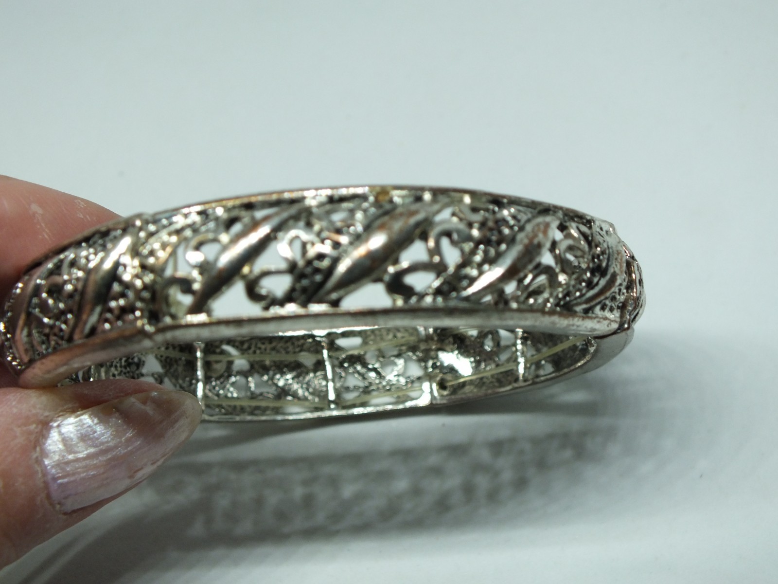 Beautiful Stretch Bracelet Silver Tone Texture 1/2″ Wide x 2 3/8″ Across ID