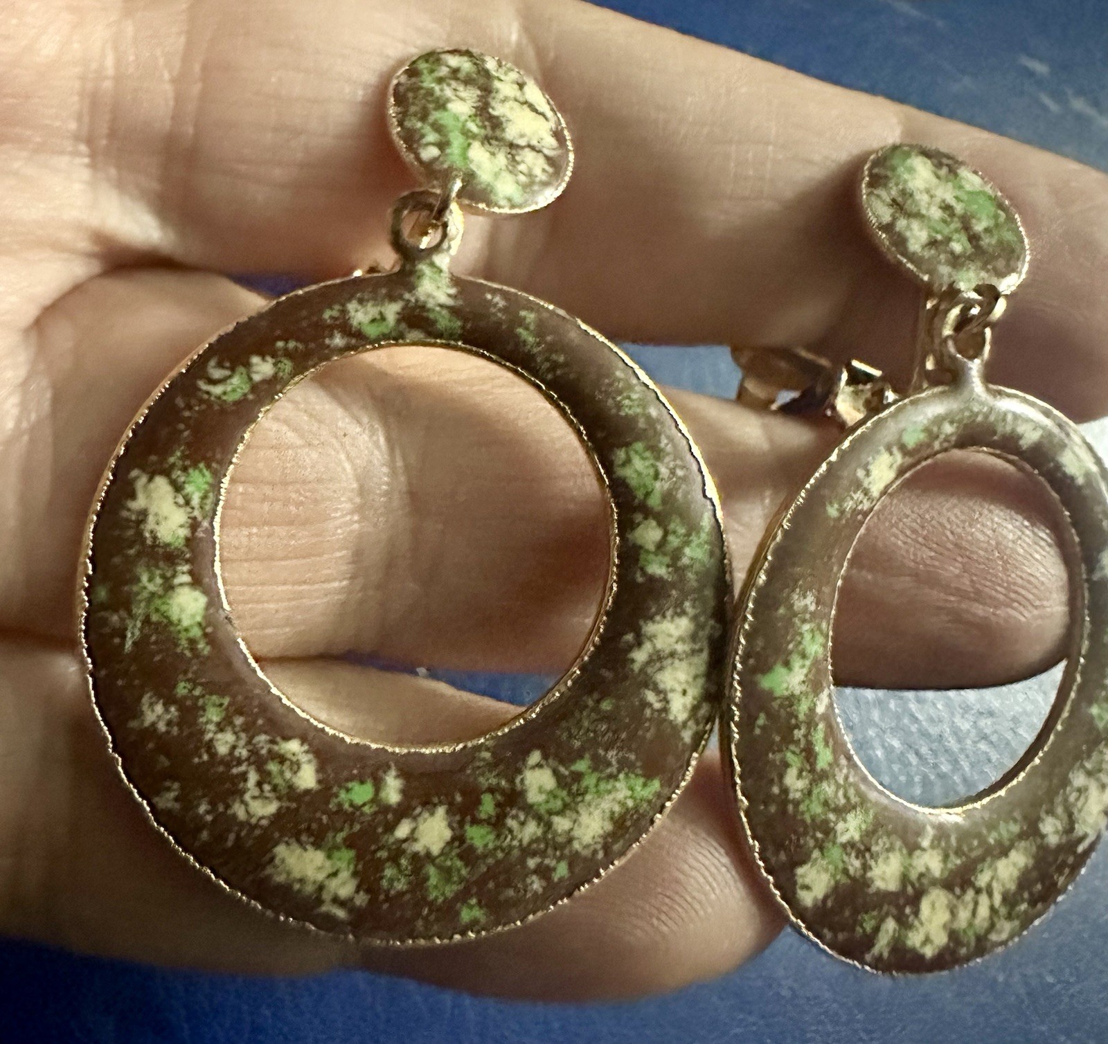 Vintage Brown/Green/ivory Speckled ENAMEL 1960s clip-on Dangle HOOP Earrings