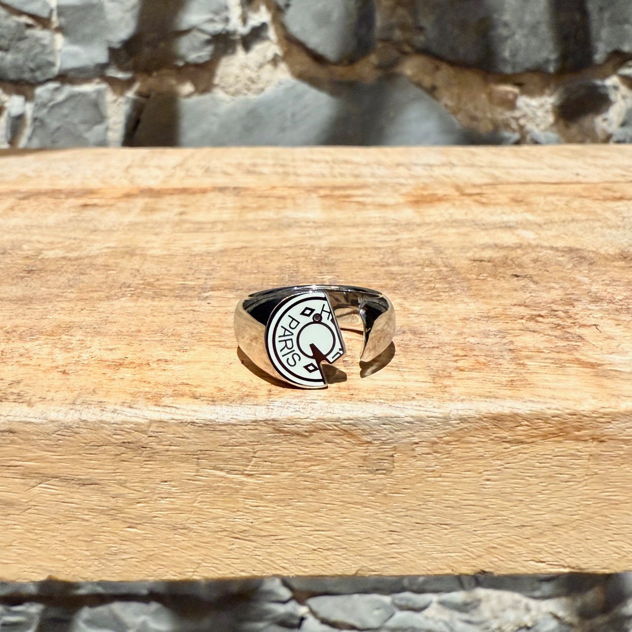 Hermès Carrousel Craie Lacquered Palladium Plated Signet Ring – Size 60