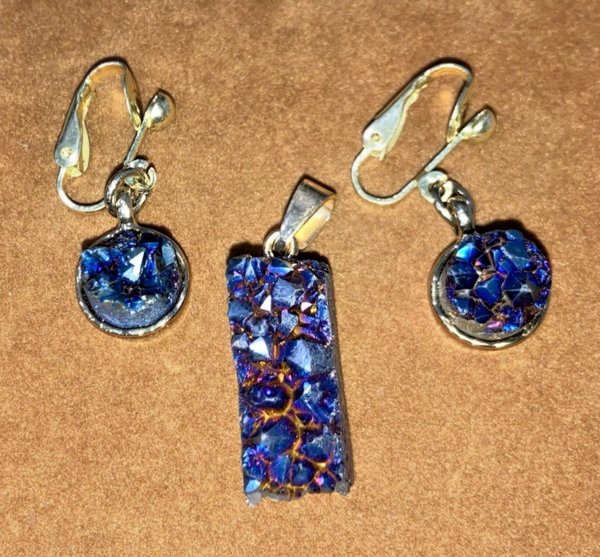 Unique! DRUSY DICHROIC QUARTZ blue/purple PENDANT & EARRINGS set in gold-tone