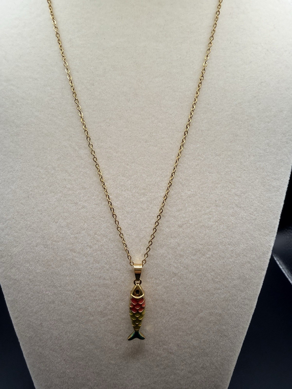 Gold Tone Cable Chain Fish Charm Pendant Necklace, Red Green
