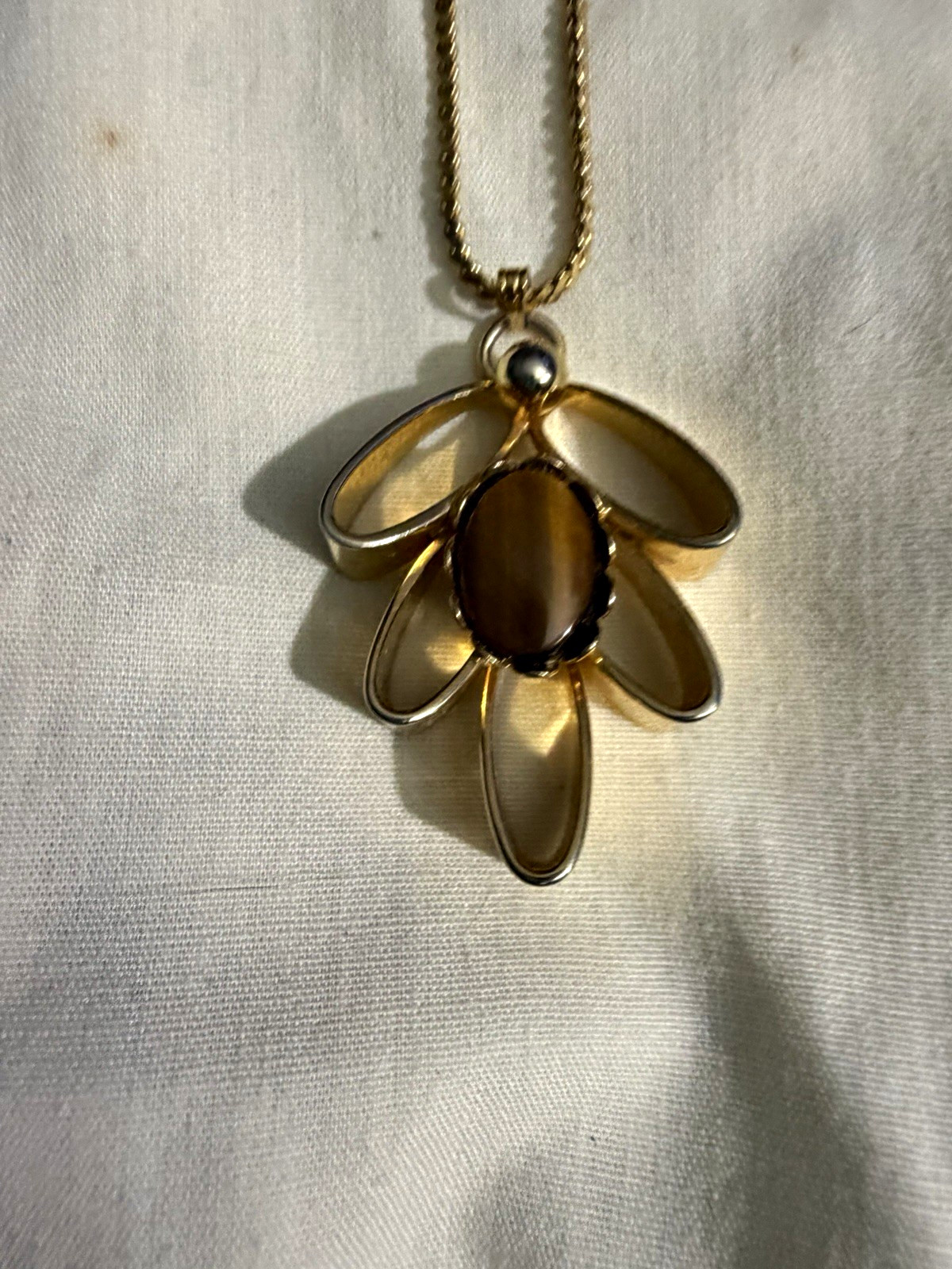 Vintage Gold Tone Tiger Eye Flower Pendant Necklace Retro Modernist 1970s