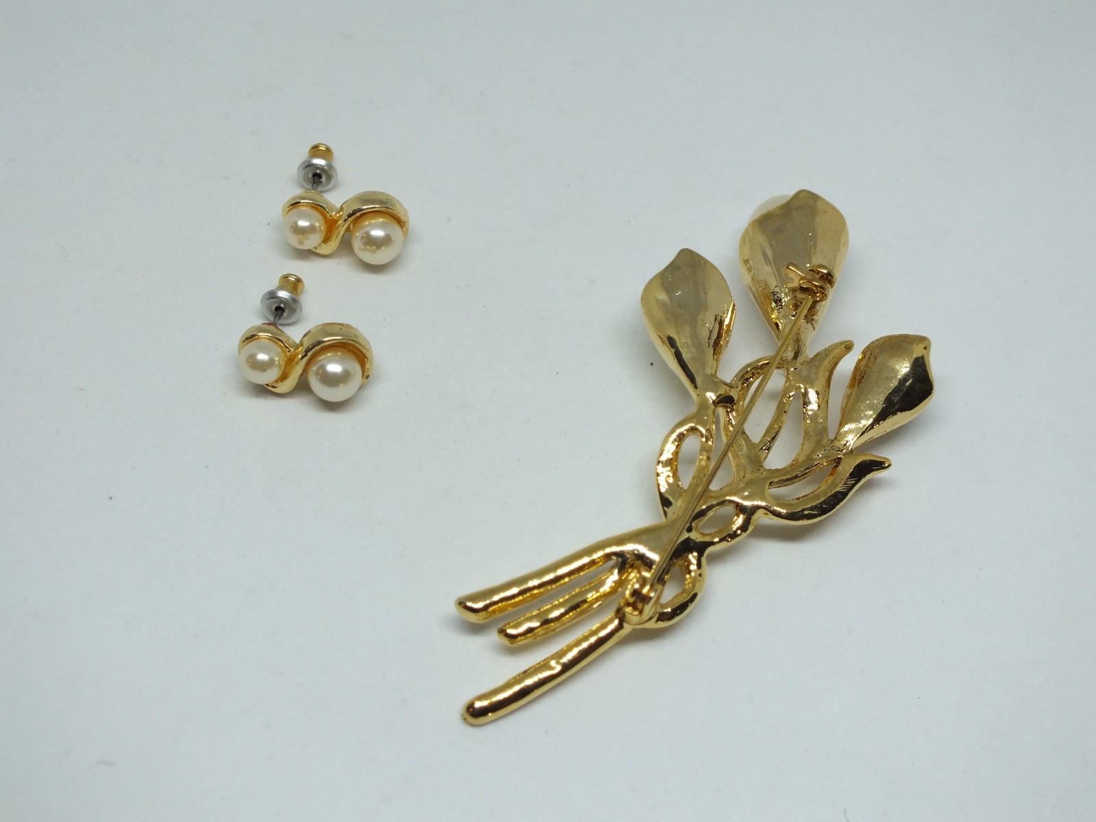 Beautiful Brooch Pin Post Earring Set Gold Tone Faux Pearl Beads NICE