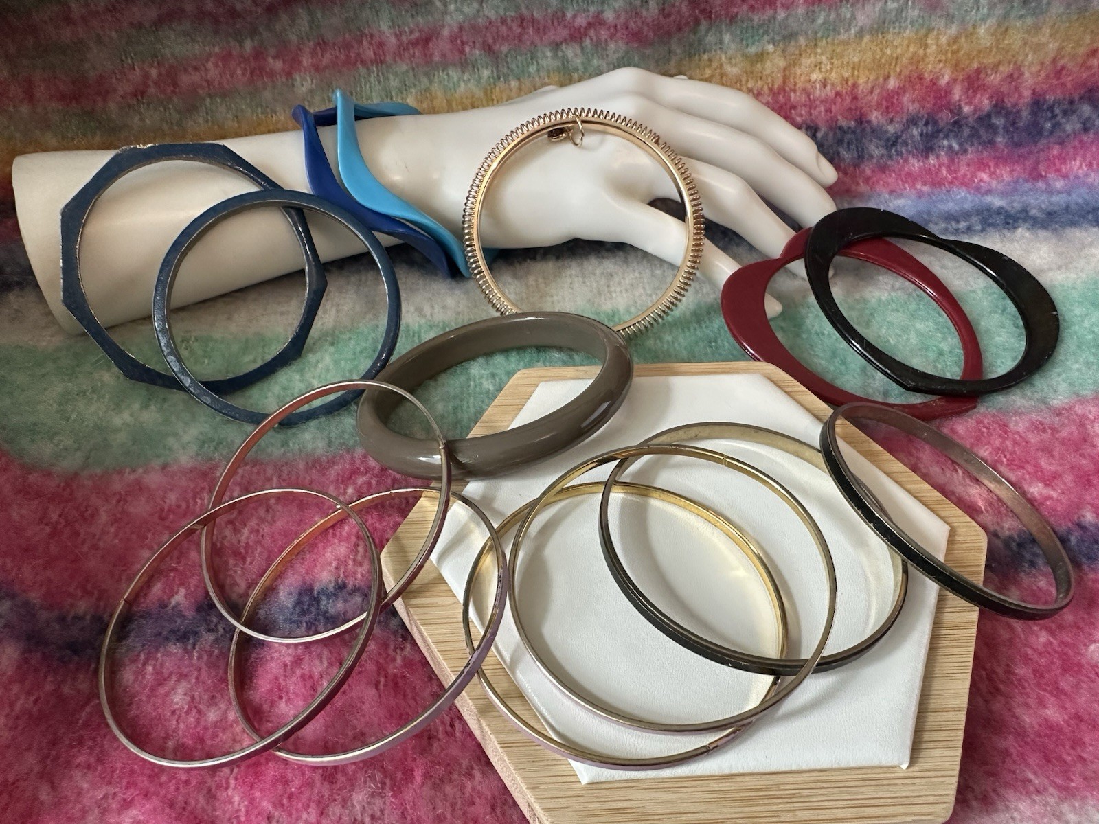 Vintage Lot 15 Bangle Bracelets Enamel Metal & Plastic Wavy Heart-Shaped