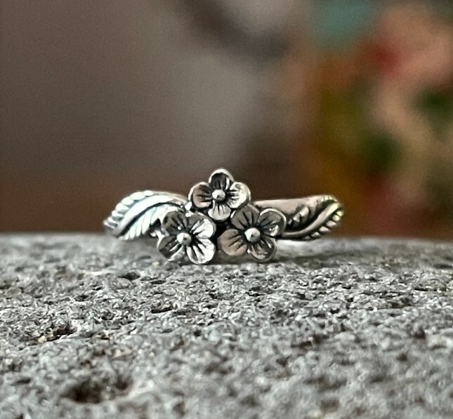 Beautiful Adjustable Flower Toe Ring For Women’s Solid Metal 925 Silver