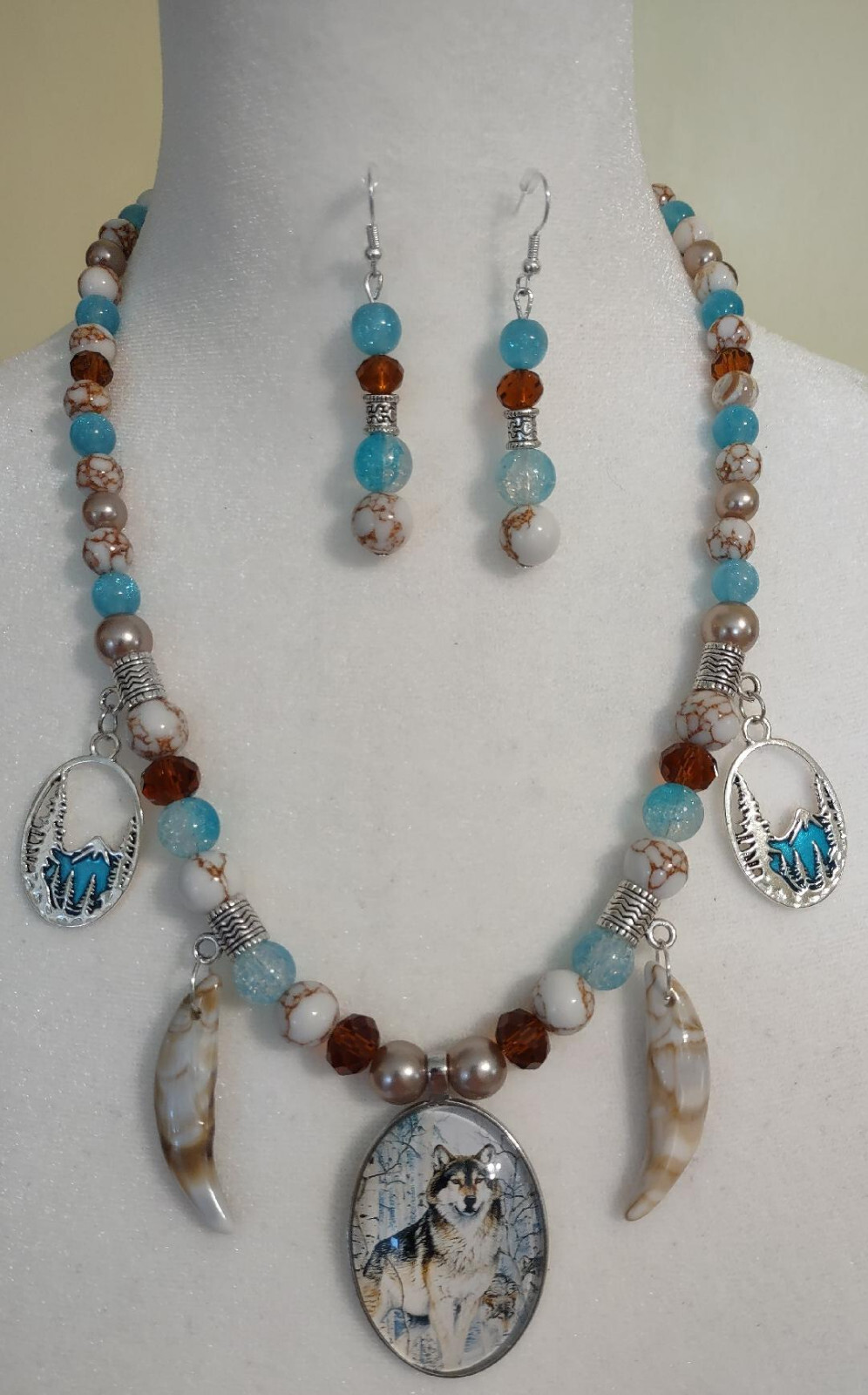 Hand beaded necklace, Wolf, Winter, Woods, Fangs, Nature, Fierce beauty