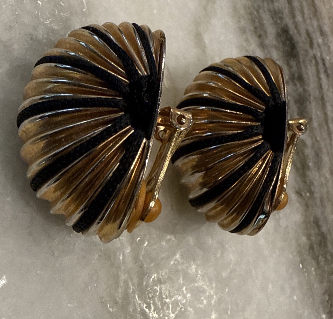 Vintage Gold Tone Black Enamel Shrimp Dome Earrings non pierced -M113