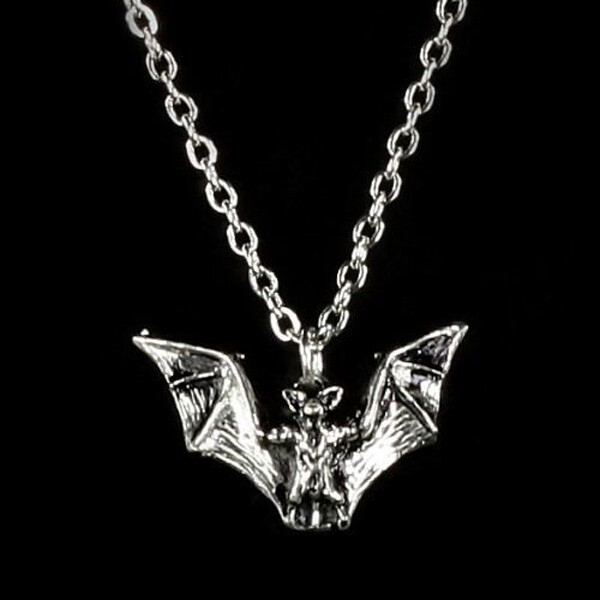 Alchemy Gothic Vampyr Pendant Classic Flying Vampire Bat Pewter Necklace P158
