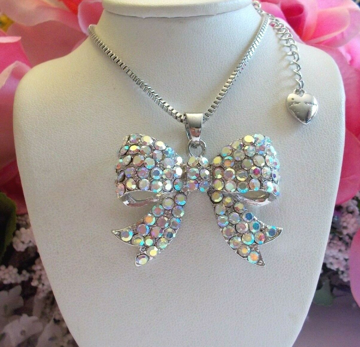 BETSEY JOHNSON BEAUTIFUL CLEAR CRYSTAL BOW TIE SILVER TONE PENDANT NECKLACE