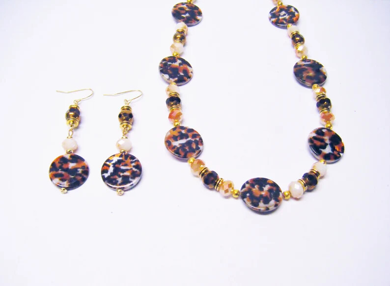 Black/Orange/White Cheetah Print Pattern Shell w/Gold/Brown Faceted Bead N/B/E