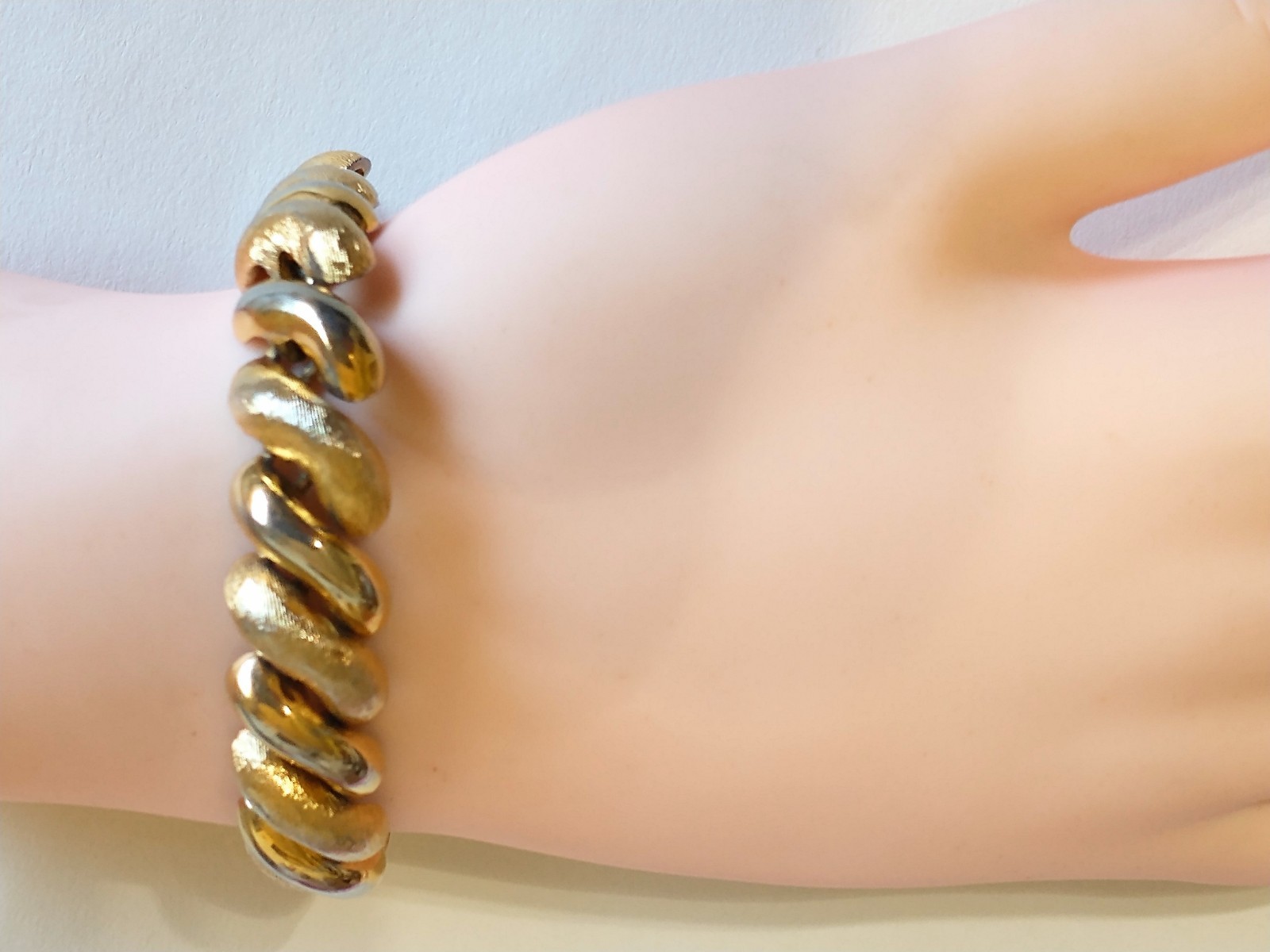 Napier Gold Tone Twisted Curb Link Bracelet Signed Fold Over Clasp 7.5 in