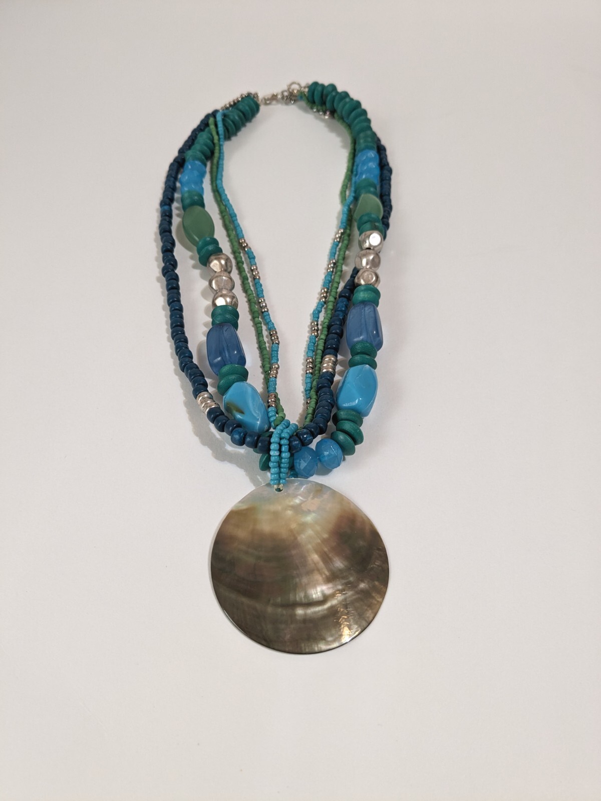 NY & CO Layered Acrylic & Wood Beaded Necklace, Shell Pendant 18″ Multicolored.