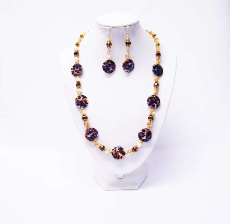 Black/Orange/White Cheetah Print Pattern Shell w/Gold/Brown Faceted Bead N/B/E