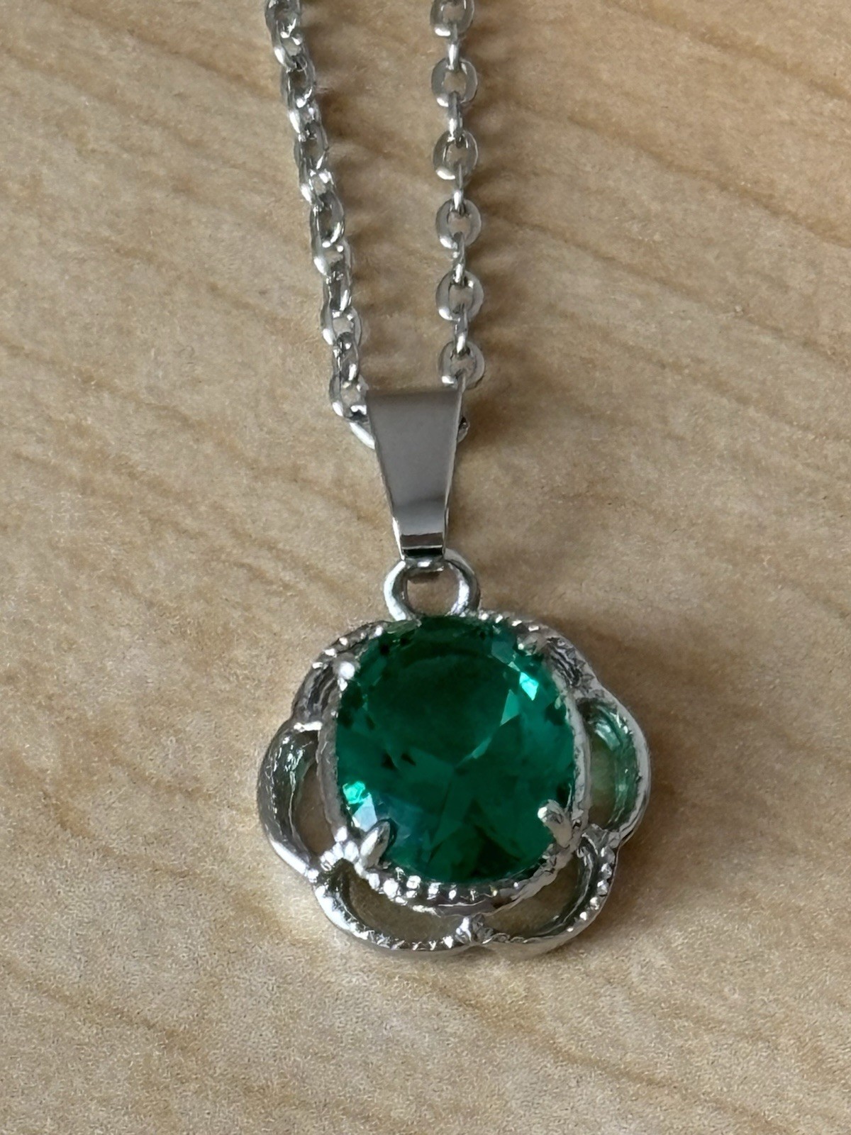 Vibrant Green Pendant/ Silver Tone Necklace/ Very Good Condition