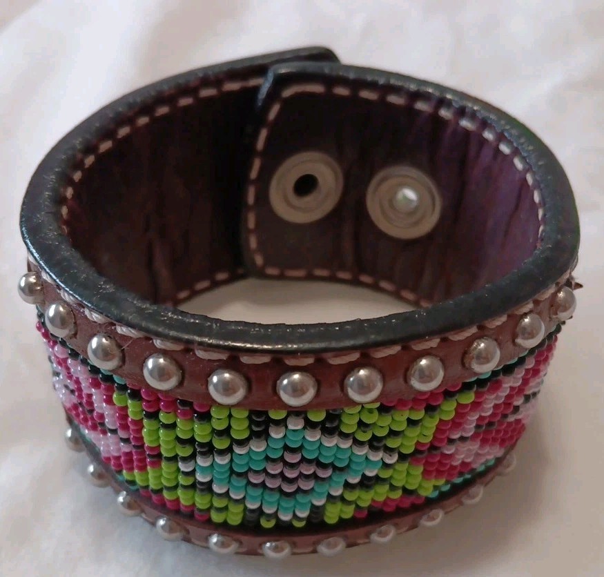 Bracelet. Hand Tooled Leather Beaded Western Women’s Snap Closure