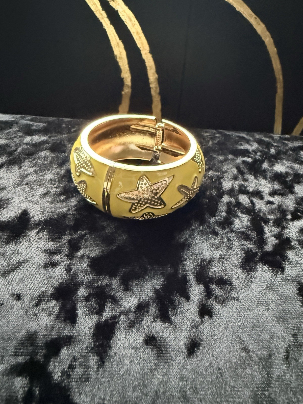 Gold Tone Hinged Bangle Bracelet Starfish Shape Beach Sea Life Metal