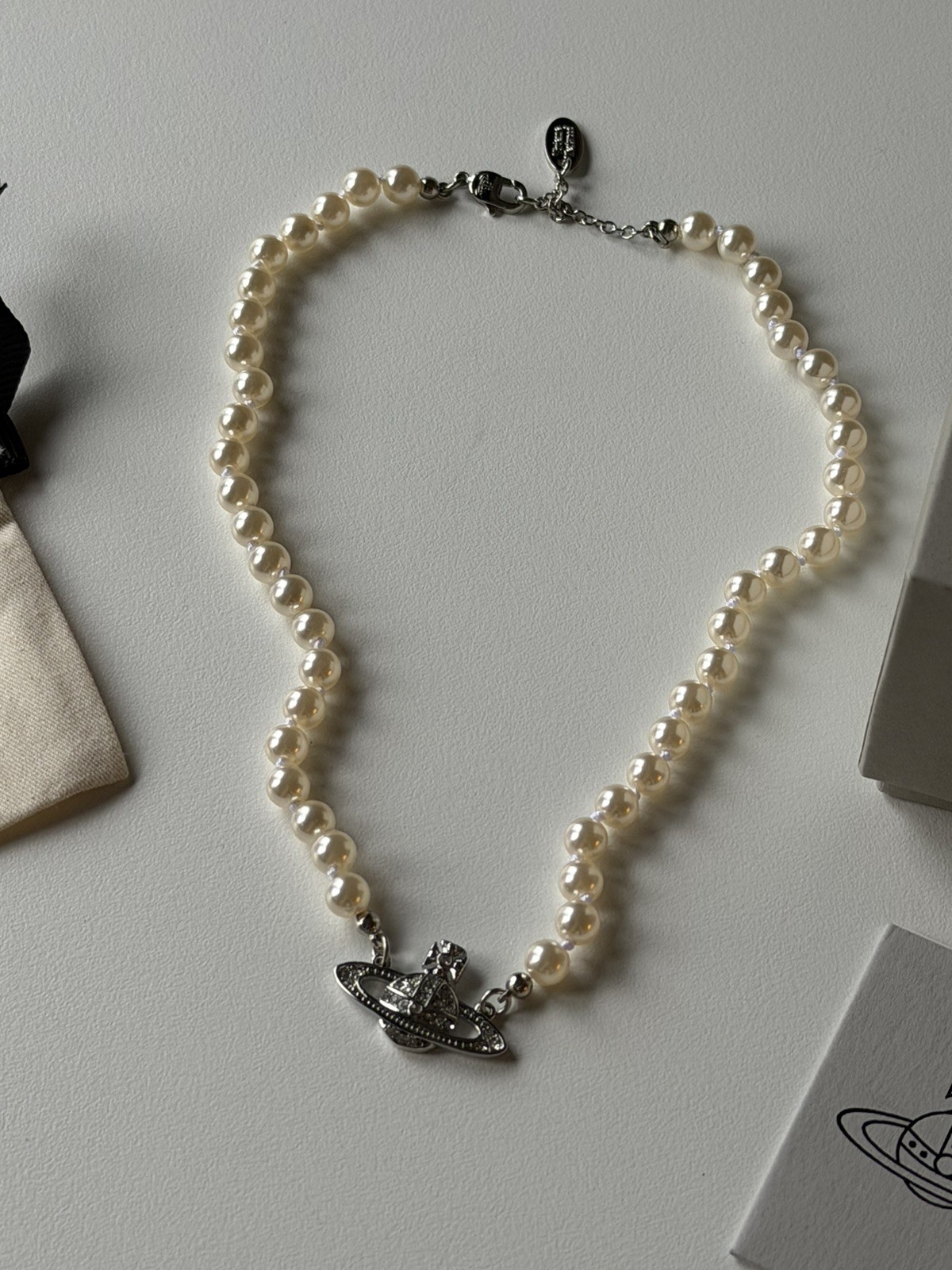 VW Mini Bas Relief Pearl Choker – Silver