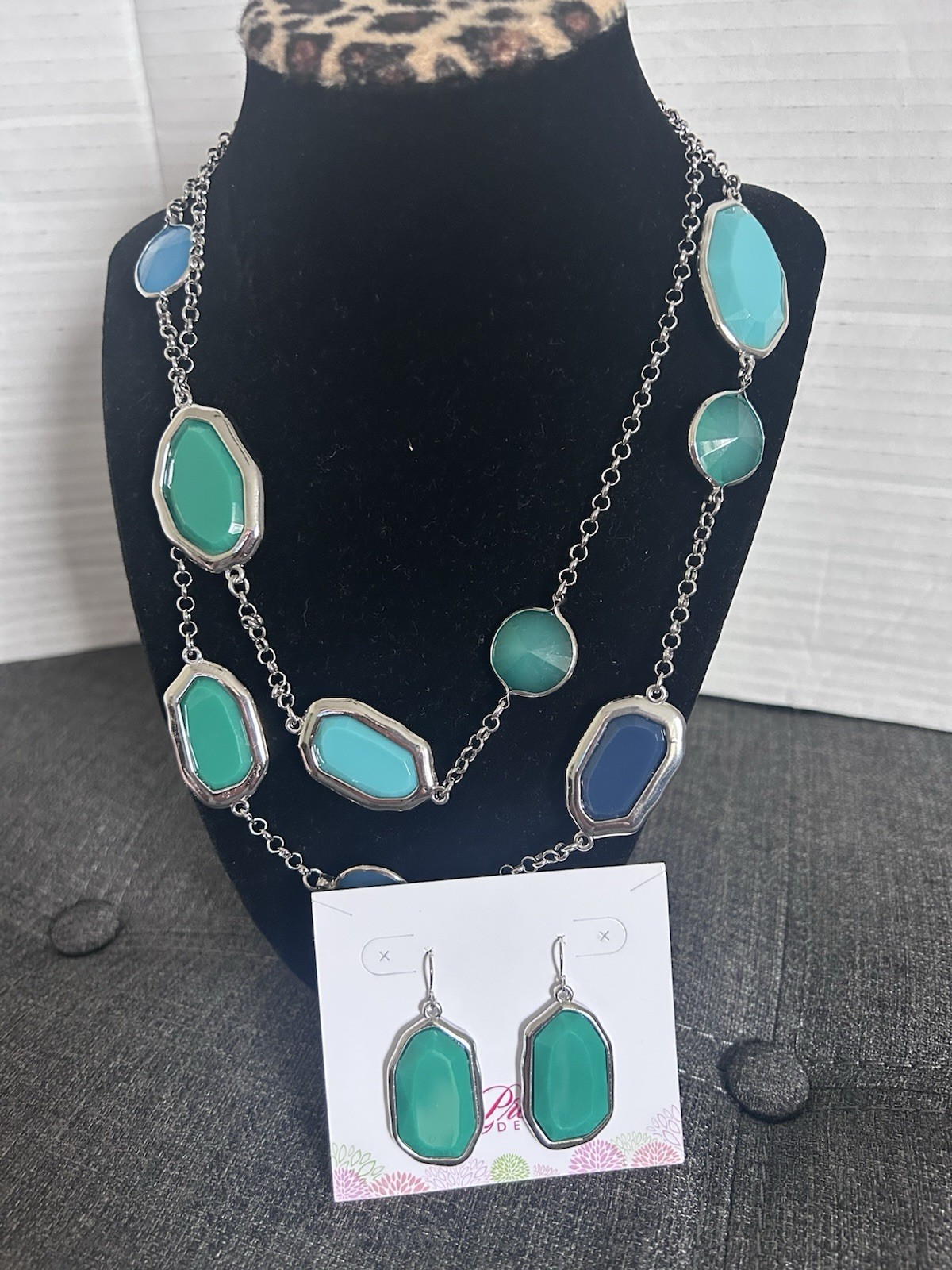 Premier Designs Kelly Green Dangle Earrings and Blue Green Necklace Set