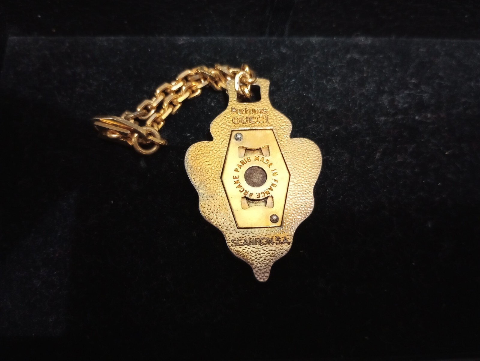 RARE AUTHENTIC GUCCI GOLD TONE LARGE SHIELD CREST CHARM SCANNON SA PARIS FRANCE