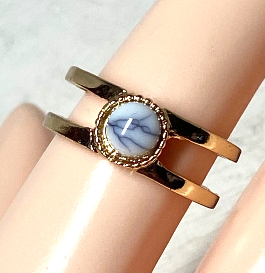 Gold Tone Split Shank Faux Howlite Stone Ring Size 8