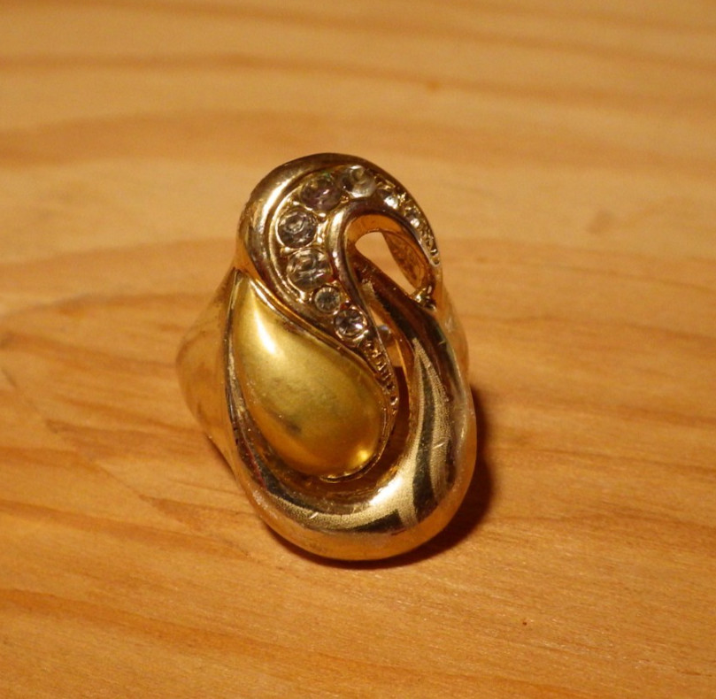 Vintage Women’s Costume Ring Large Statement Ring Fair Condition Size 7