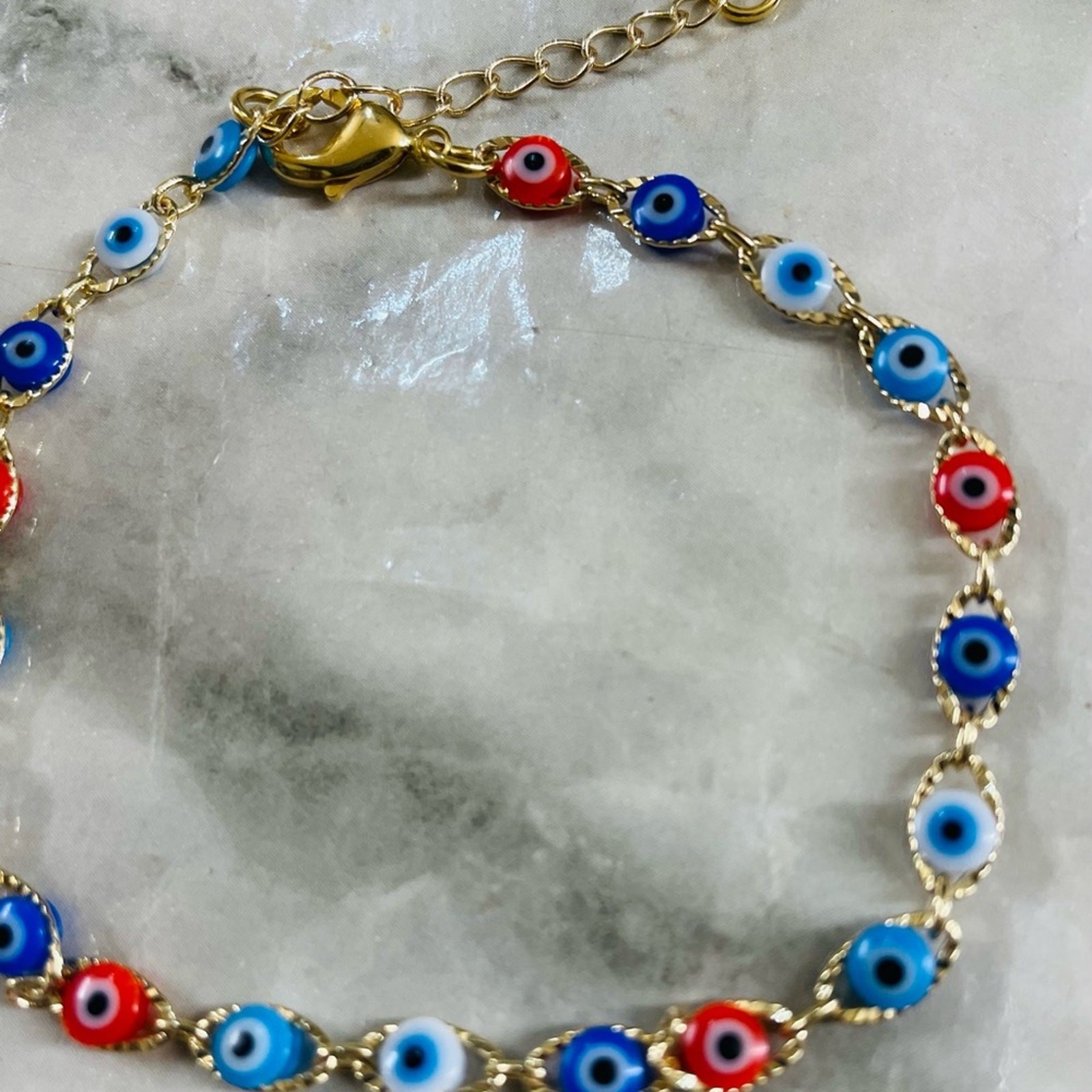 9in Oro Laminado Gold Ojo Multicolor Evil Eye Bracelet – Blue & Red Beads