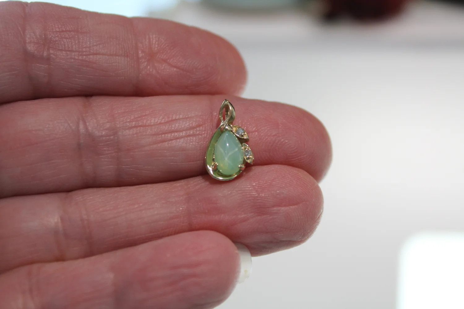 14k Y.G. GREEN SAPPHIRE LINDE LINDY STAR Dia. Acc. TEARDROP pend.