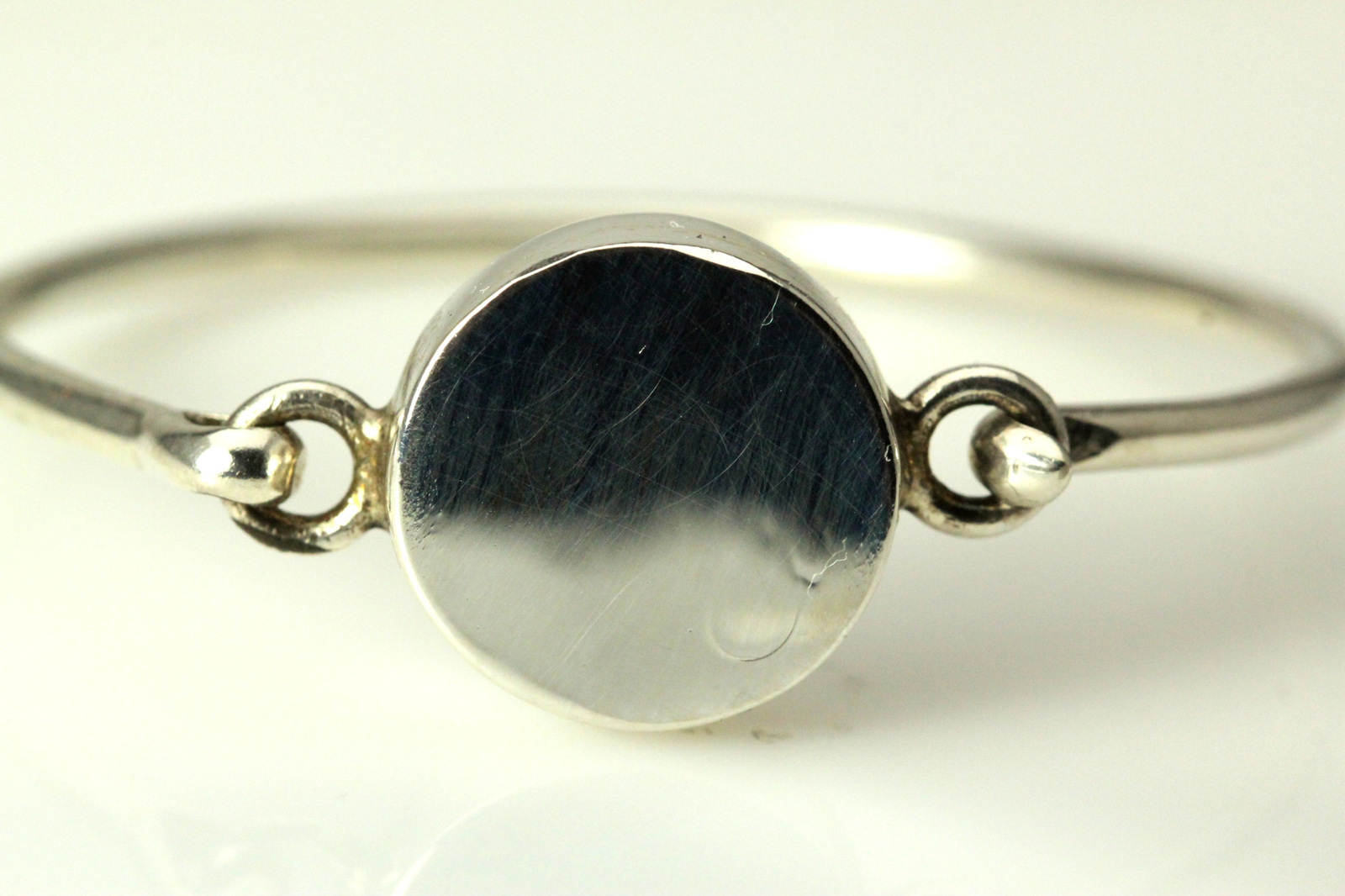 Engravable sterling silver bangle, faint engraving visible 13.6 grams (BR3724)