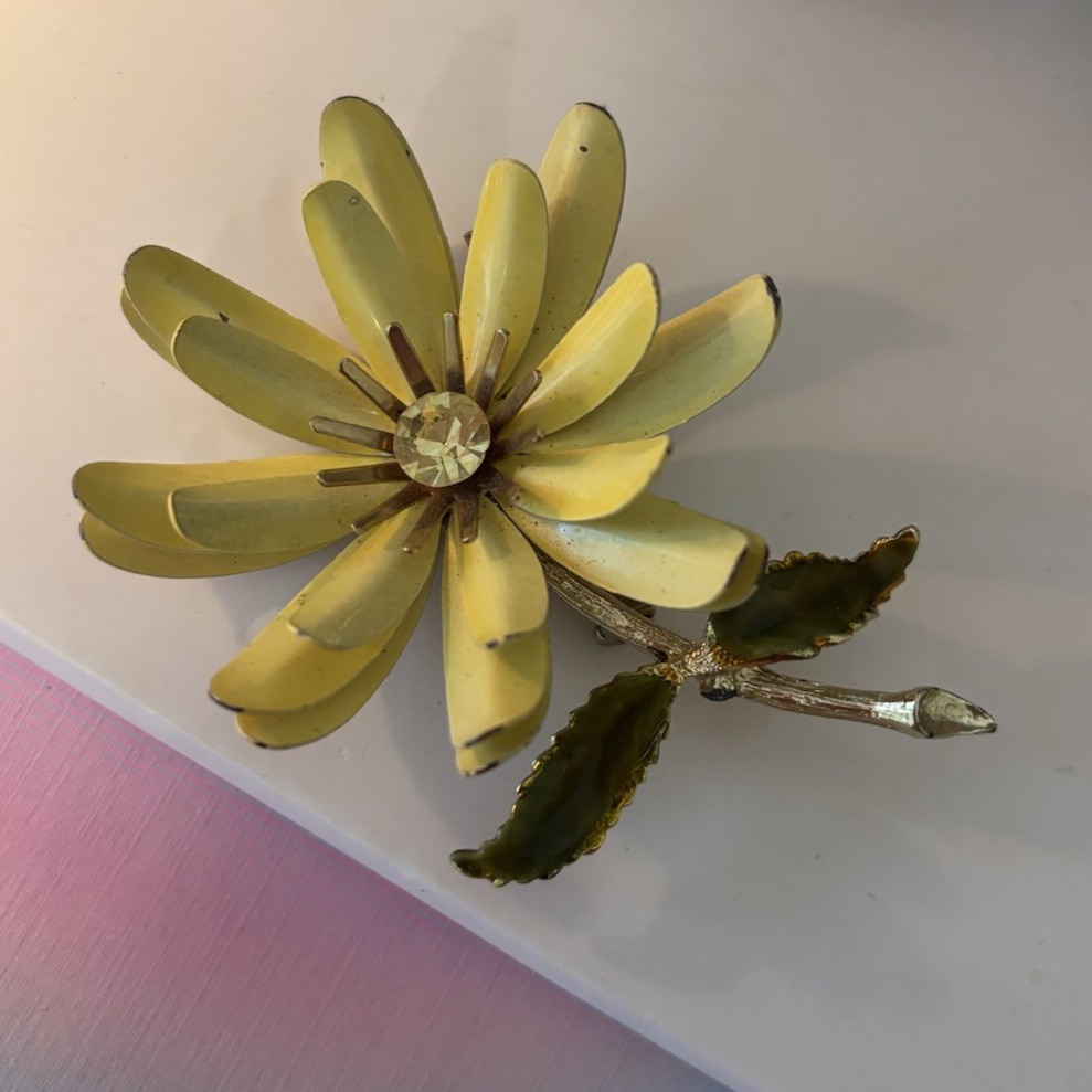 VTG CORO Yellow Enamel Daisy Flower Brooch Pin with Green Leaves 3.5 in
